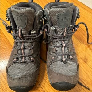 Keen women’s size 8 waterproof winter hiking boots